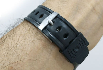 Reloj que anuncia la hora en español, ideal para quienes tienen dificultad visual.