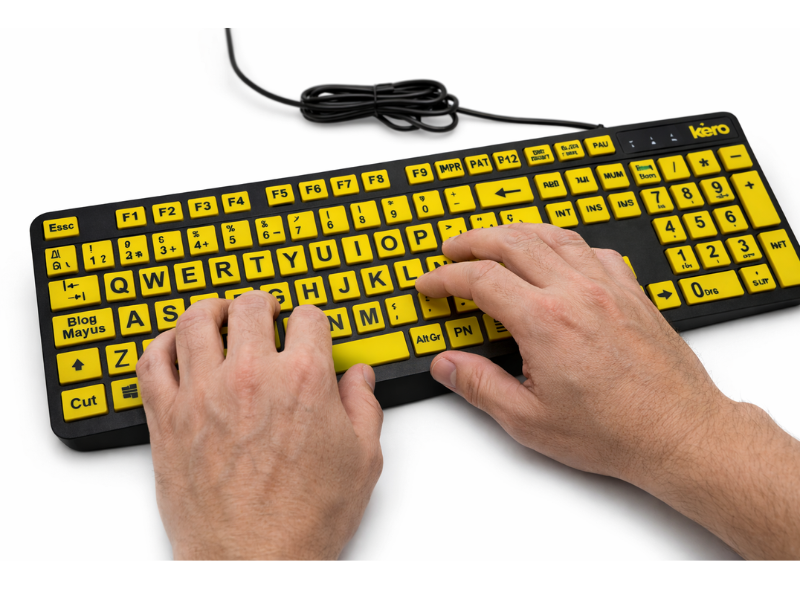 Teclado de alta visibilidad amarillo diseñado para usuarios con baja visión