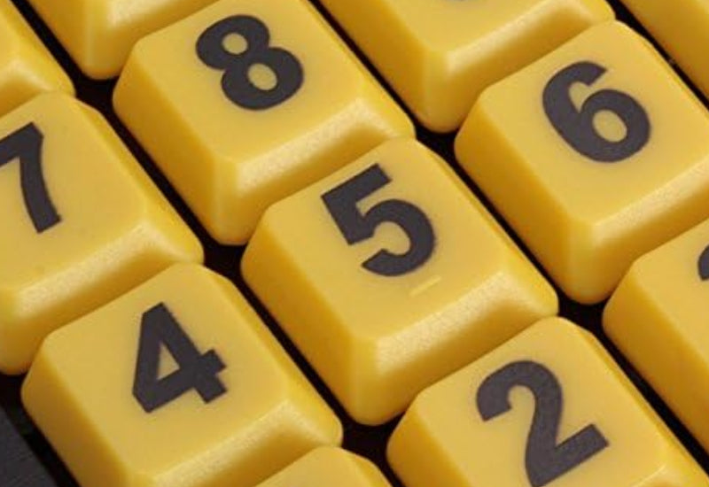 Teclado amarillo con teclas grandes y letra Ñ para personas con baja visión en Madrid