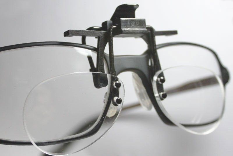 lupa para gafas con pinza abatible