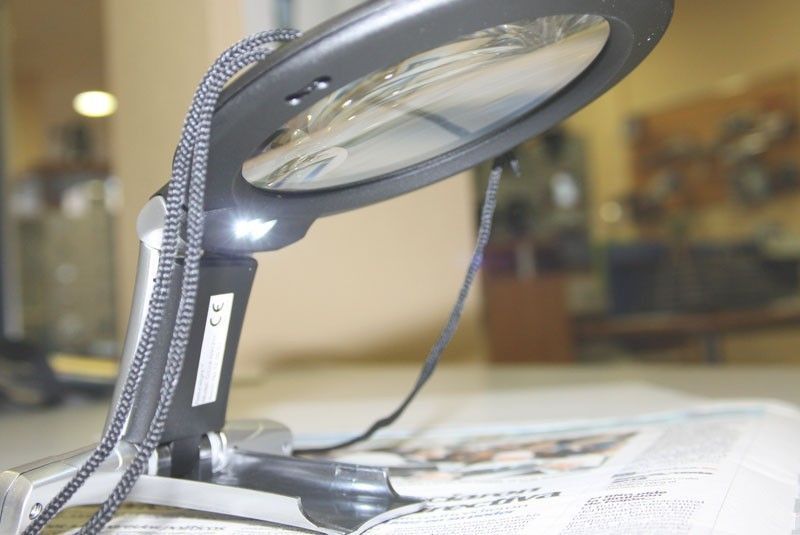 Lupa con brazo articulado y luz LED para bordado y manualidades en Madrid