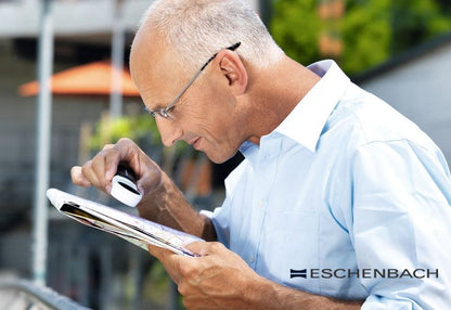 Lupa portátil Mobilux LED Eschenbach, ideal para tareas de precisión y lectura.