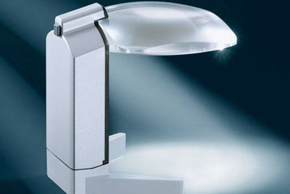 Lupa Scribolux Eschenbach 2.8X con luz LED, perfecta para personas con baja visión.