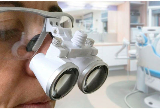 Lupas dentales con sistema Flip-Up ultraligero disponibles en Madrid.