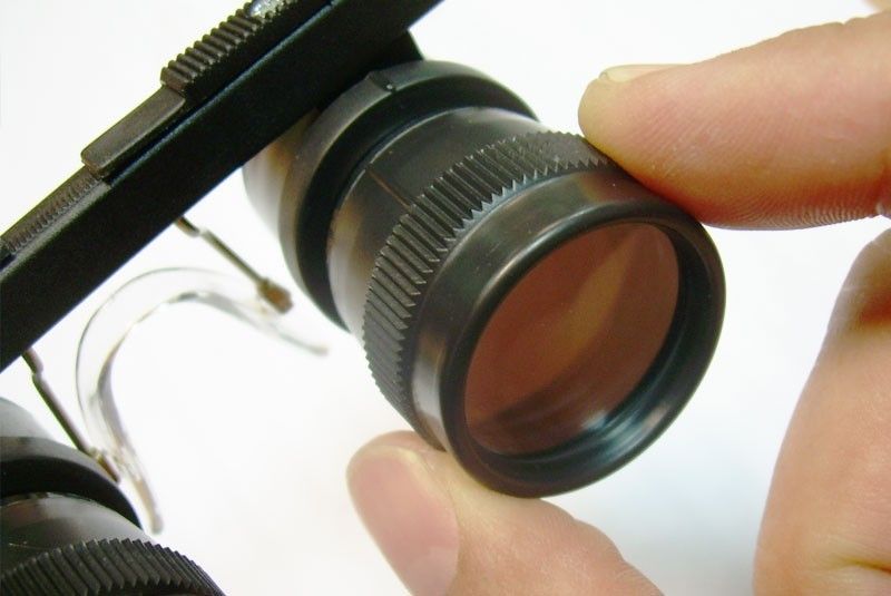 Magnifying Adjustable bars for the pupillary distance