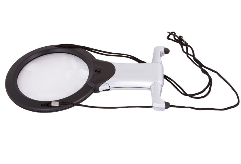 Mujer utilizando lupa LED para trabajos de costura fina en Madrid