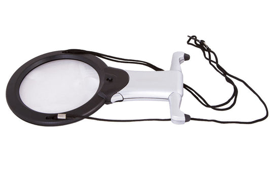 Mujer utilizando lupa LED para trabajos de costura fina en Madrid